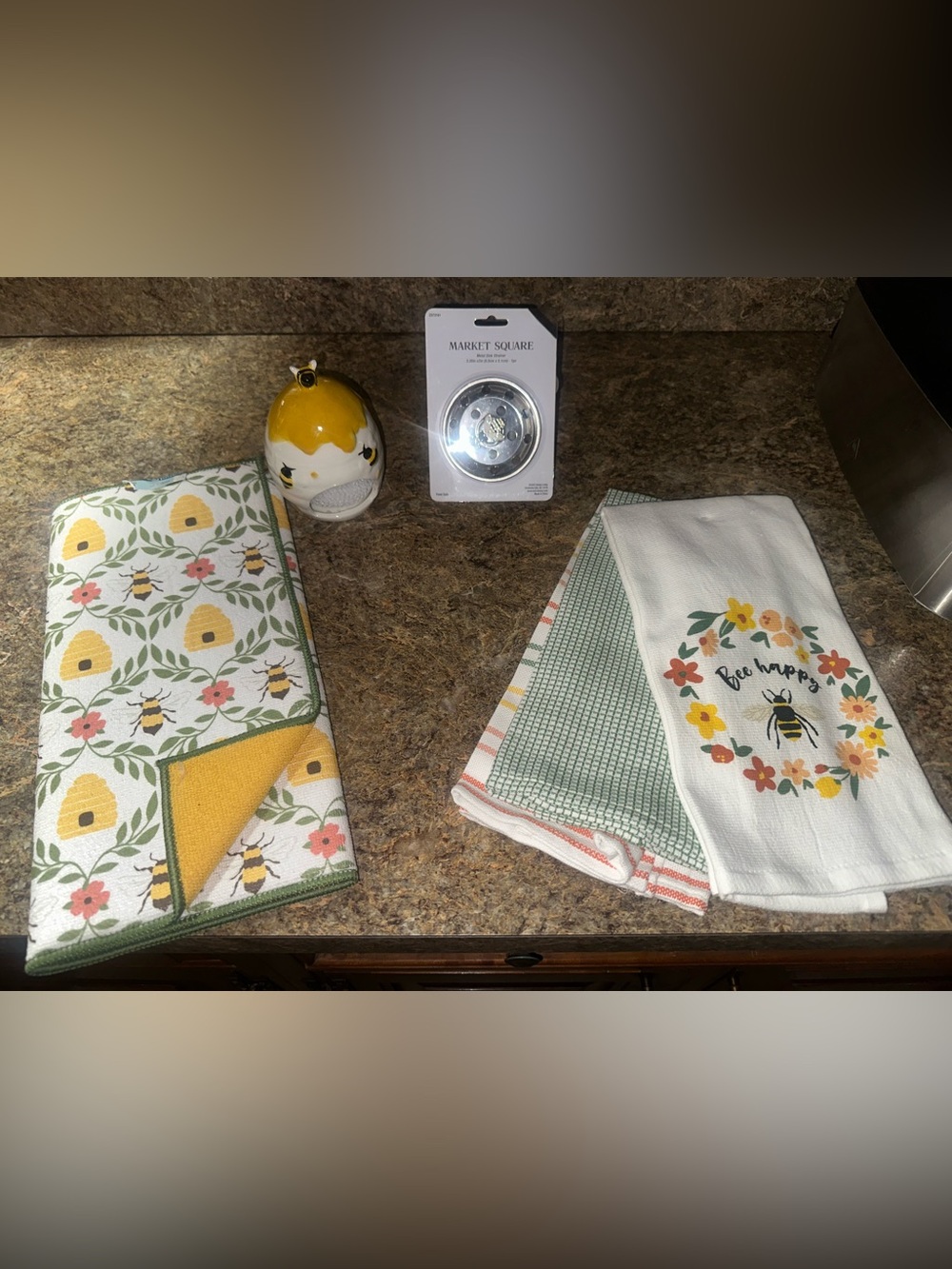 Charming Kitchen Bee Bundle - Drying Mat, Sink Strainer, Towels, Scrubby Holder - Picture 5 of 8